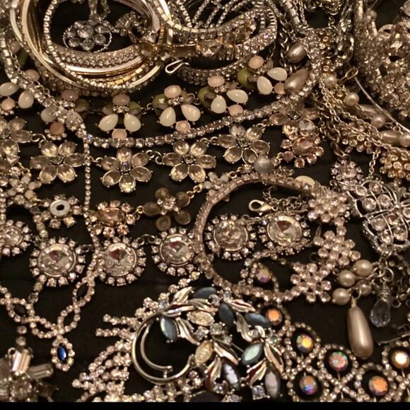 ⚜️ 1 LB Glam Vintage Jewelry Lot |Gold & Silver, Pearls, Rhinestones, Sparkle⚜️ - Picture 8 of 12